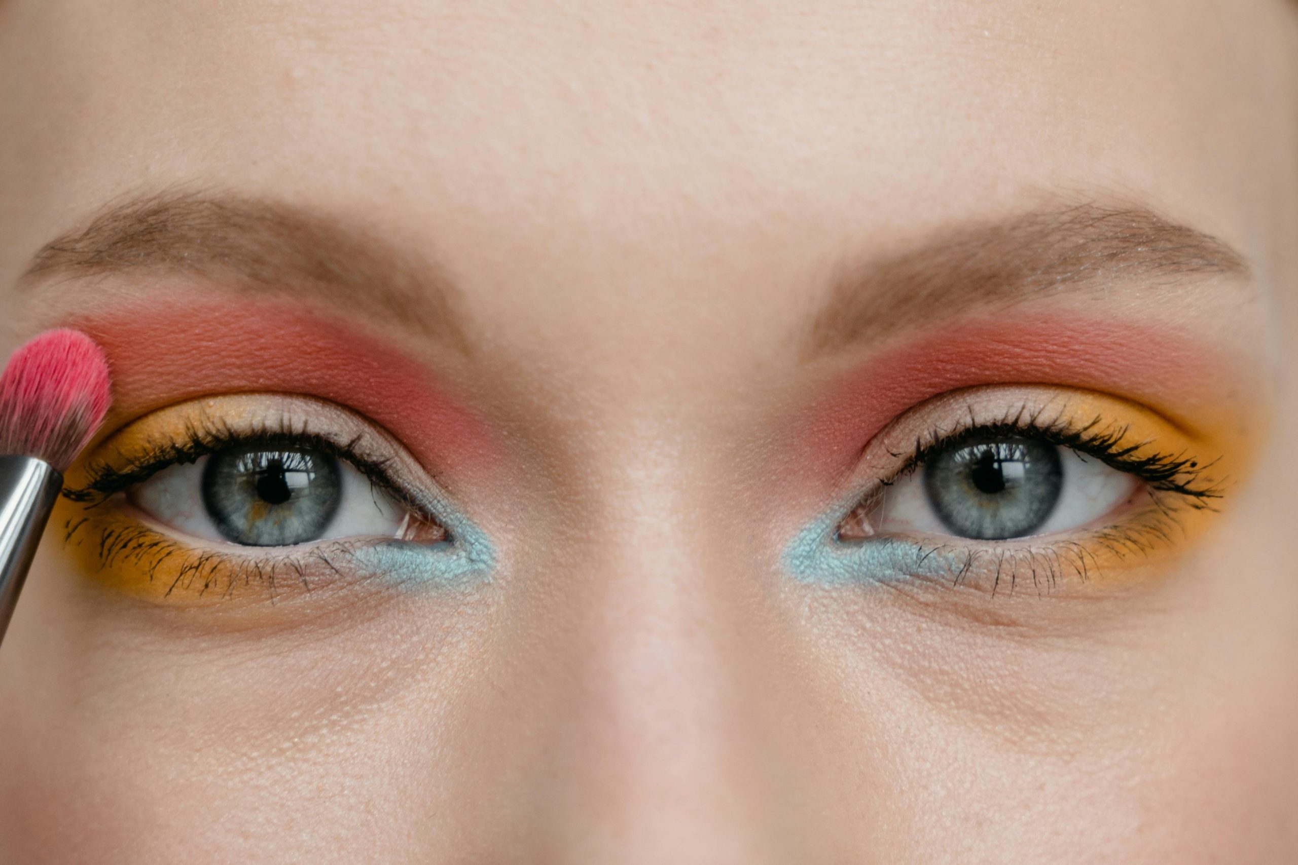 Illustration showing blending techniques and setting makeup for durability