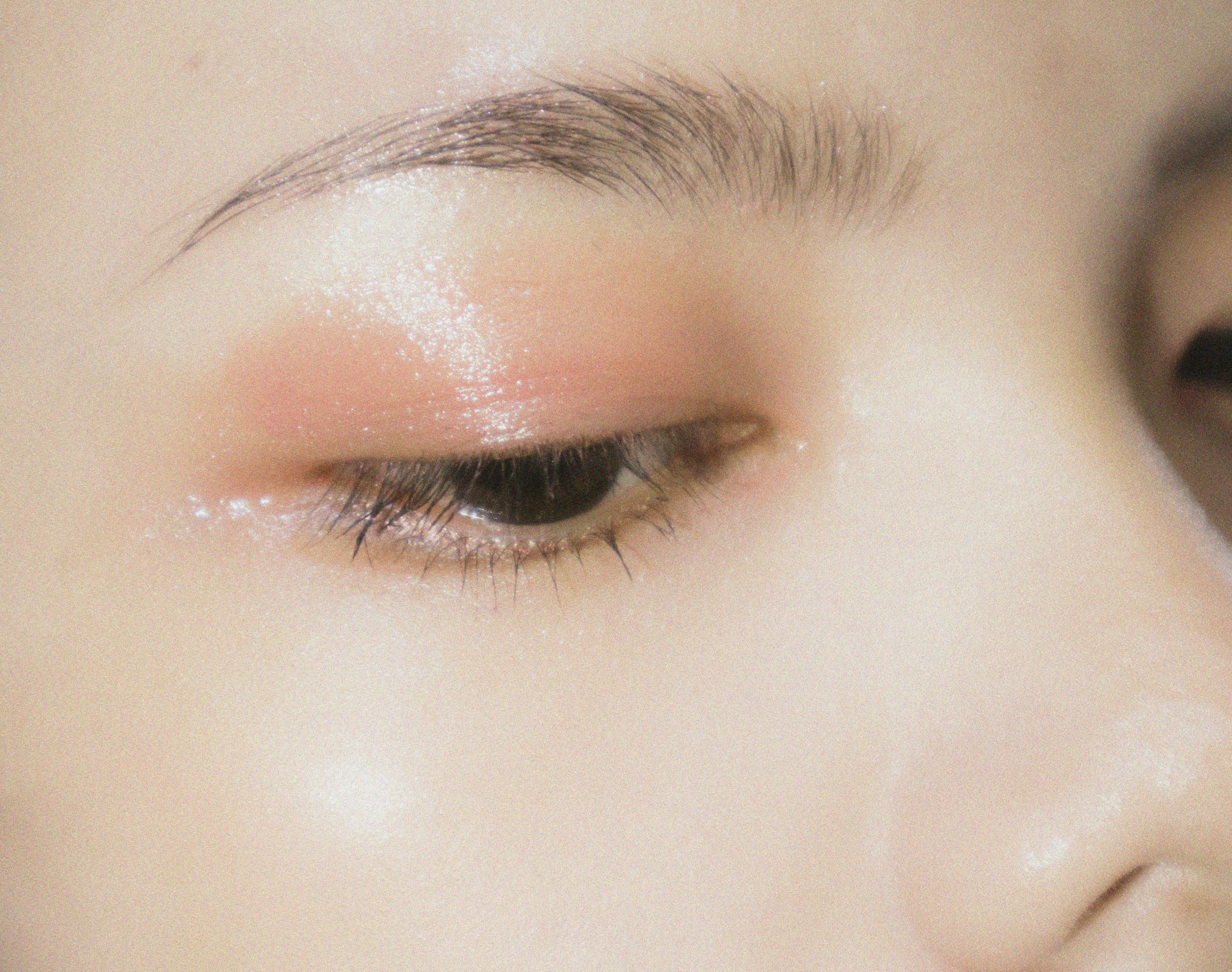 Example of dramatic green ombre eye makeup styled by @Glamzilla_X