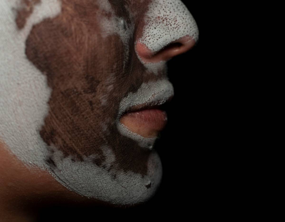 Infographic comparing good vs bad practices when creating 3D wound makeup effects.