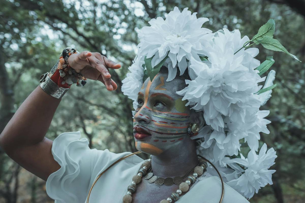 Infographic detailing the elements of Halloween fairy makeup, including base, eyes, and accessories.