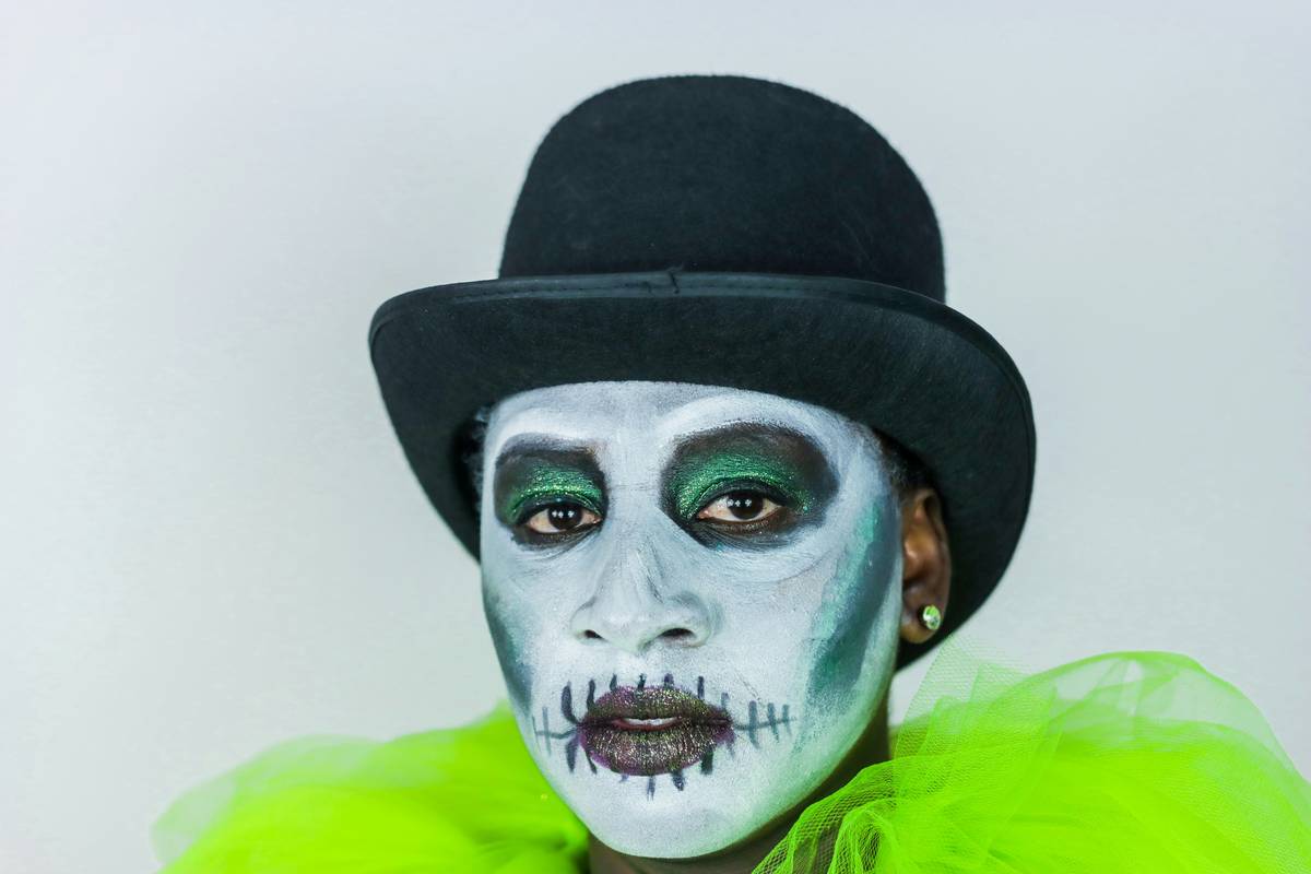 Bar chart showing makeup longevity: water-based (2-3 hrs), cream (4-5 hrs), alcohol-activated (8-12 hrs)