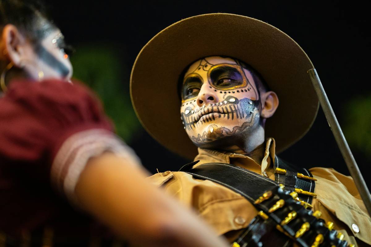 Comparison chart showing latex vs. silicone prosthetics: porosity, flexibility, durability, and skin safety ratings