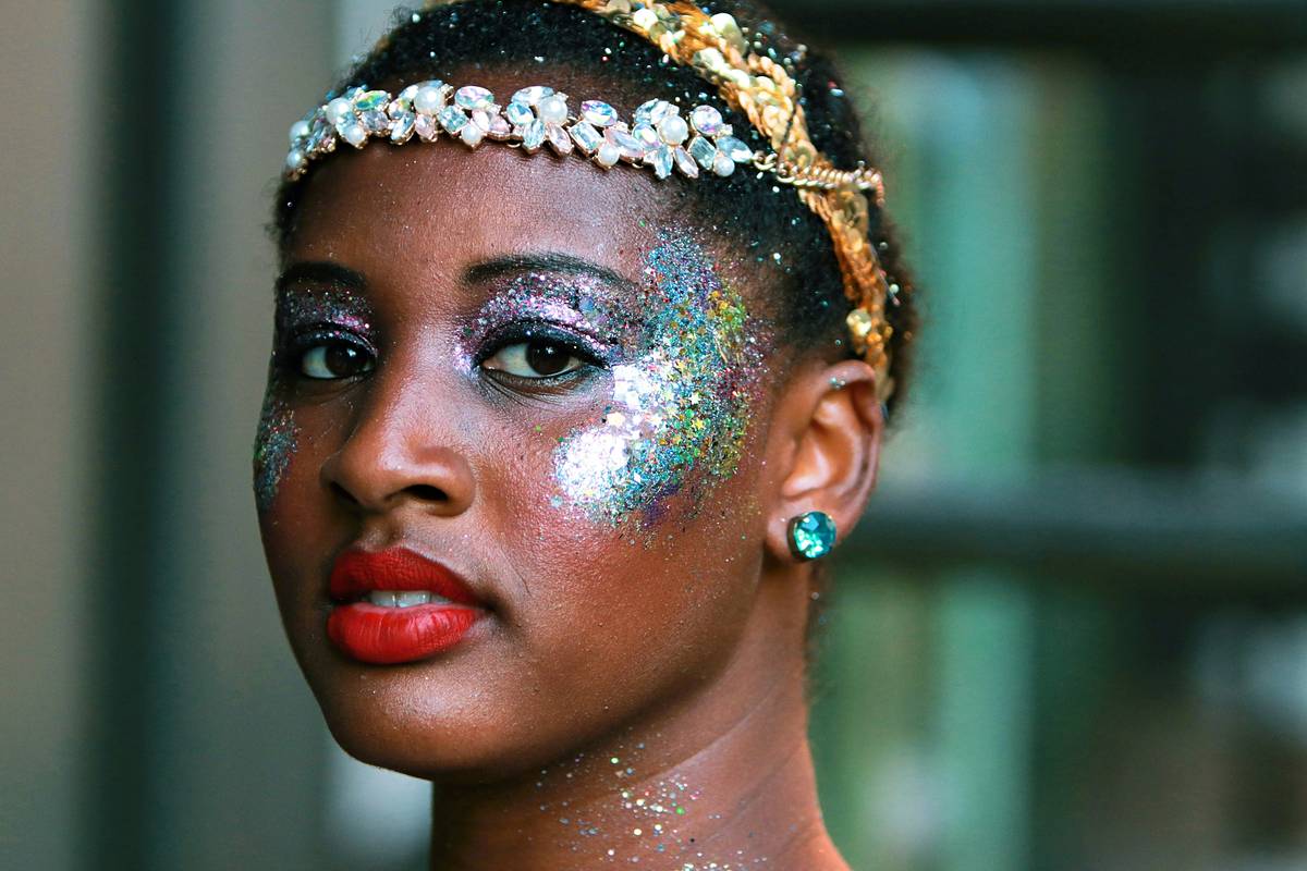 Infographic showing common halloween princess makeup mistakes: smudged eyeliner, patchy glitter, foundation melting, and overdone contour