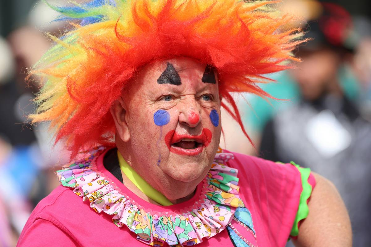 Side-by-side comparison chart: water-based Halloween face paint vs. alcohol-activated stage makeup showing durability under heat and light after 4 hours